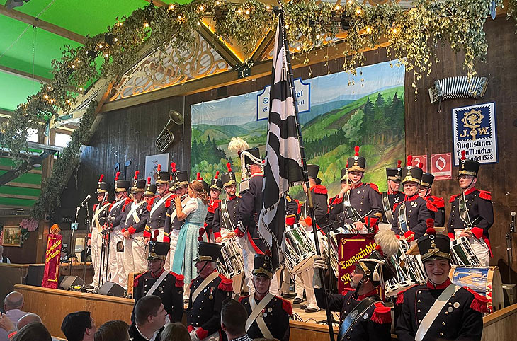 Zum Auftakt am 21.09.2024 erfolgt der erste Anstich im Volkssängerzelt Schützenlisl durch Monika Gruber (©Foto: Klaus Ikenmeyer) 